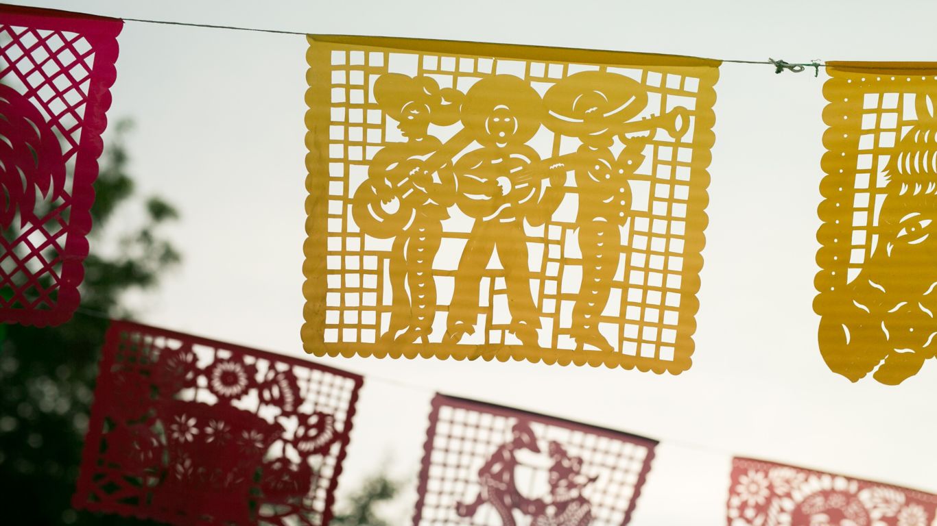 Decoración mexicana, papel colorido con diseños y formas divertidos